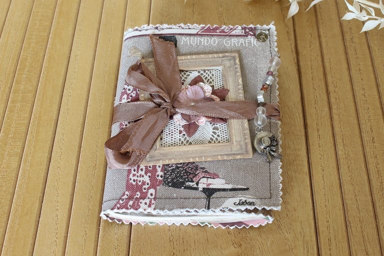 Junk journal fait main carnet junk fait main avec papier ancien et motif floral