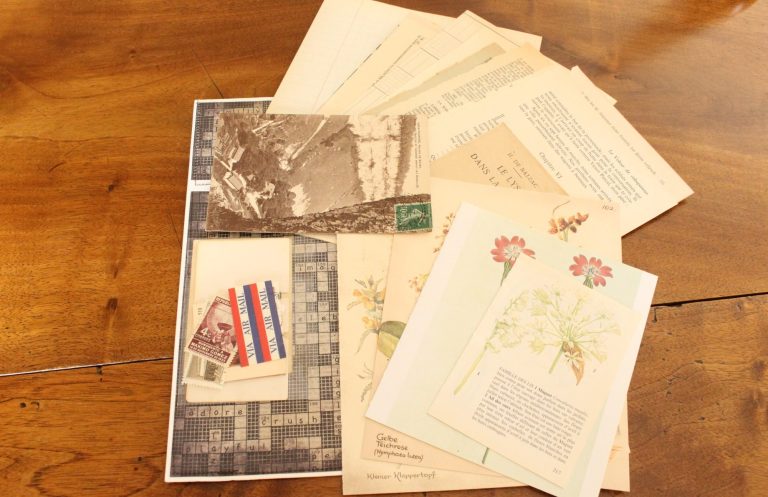 Enveloppe d'ephemera Enveloppe d'ephemera ouverte, avec timbres, vignettes et papiers anciens