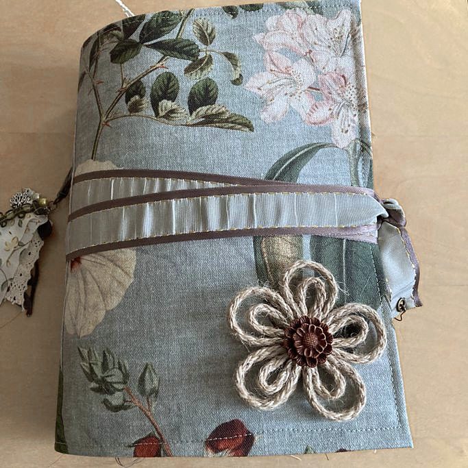 Junk journal fait main junk-journal-vintage-fait-main-French-Flair-couverture-textile-fleur-ficelle-ruban-fermeture-carnet-créatif-album-collage-écriture-france